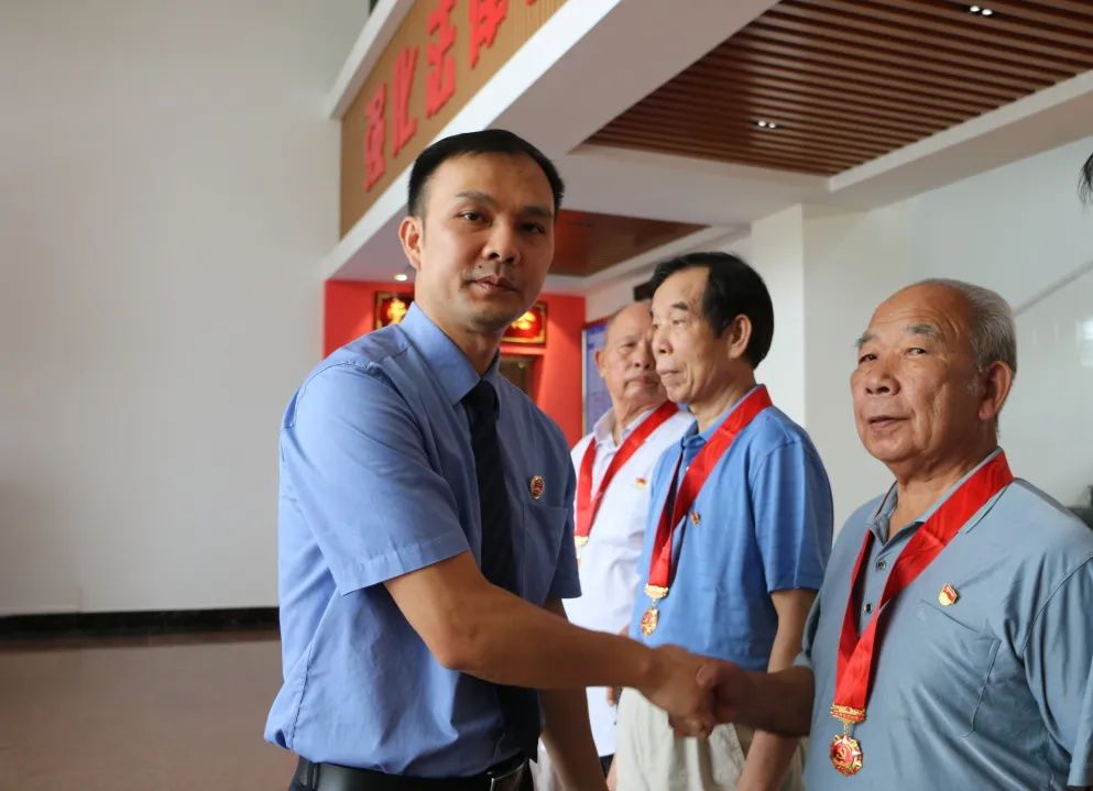 黨史學習教育│陸川縣檢察院黨員活動中心揭牌儀式暨“光榮在黨50年”紀念章頒發儀式